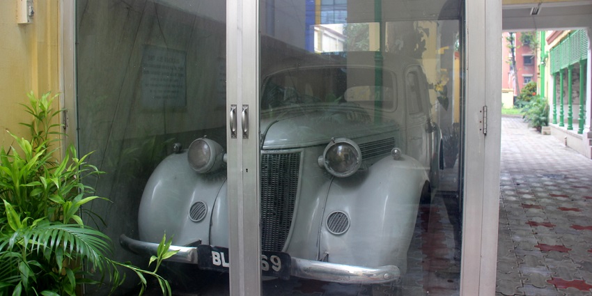 A picture of Subhas Chandra Bose's residence and museum, with a vintage car.