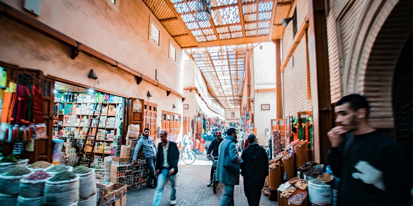Al-Mubarakiya Market is the perfect place with souvenirs, spices, and local food.