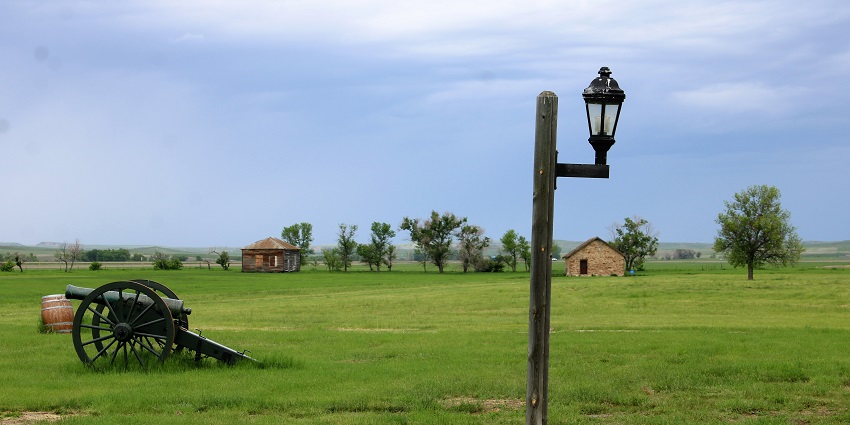An image of a street lamp and a canon within the green compound of Fort William, Kolkata.