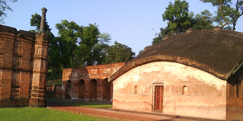 An image of Fateh Khan's Tomb, which is located opposite the Kadam Rasul Mosque.