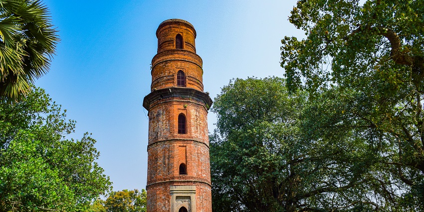 An Image of Firoz Minar-tall, with its leaning structure and panoramic views.