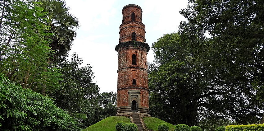 A picture of Firoz Minar Tower near Adina Mosque, showing Islamic architecture