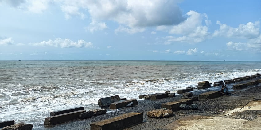 A majestic view of a coast in West Bengal with tranquil blue waters all around