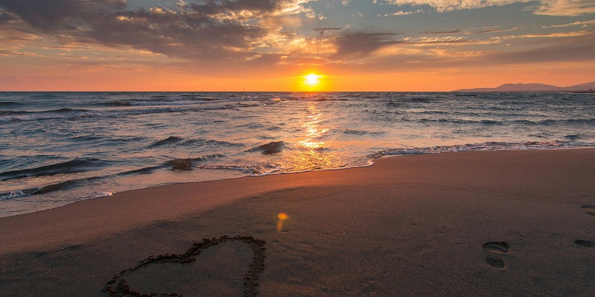 An image of gentle waves under a clear blue sky, representing one of the top 5 beaches in Cancun