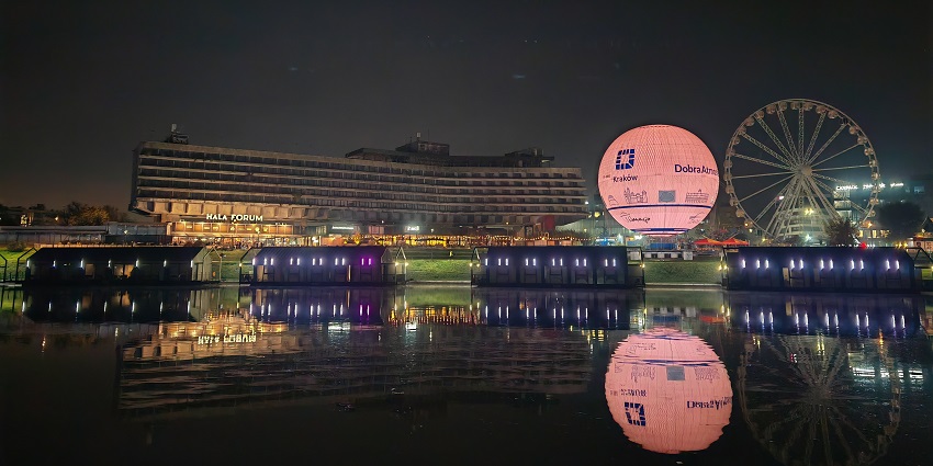 Forum hotel with a small lake, a Ferris wheel, a big sphere and vibrant lighting