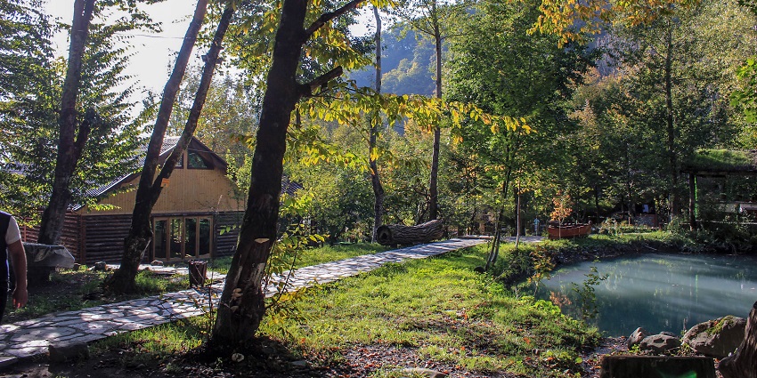 Scenic mountain town offering outdoor activities, parks, and resorts.