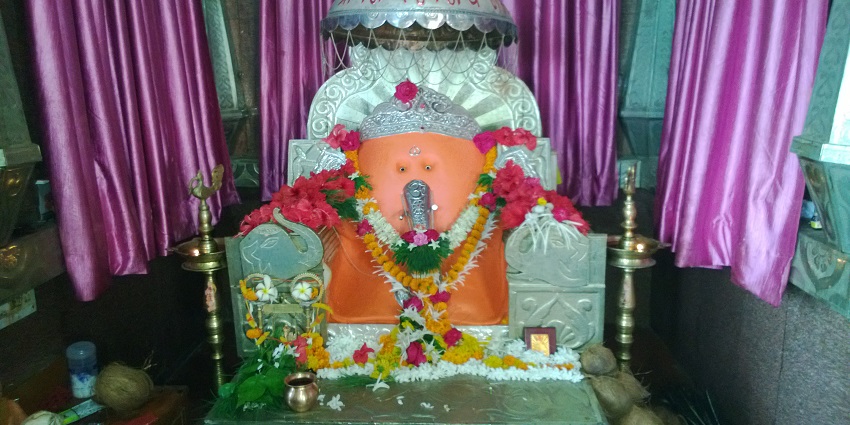 An exquisite sculpture of Lord Ganesha in Kolkata, embellished with garlands.