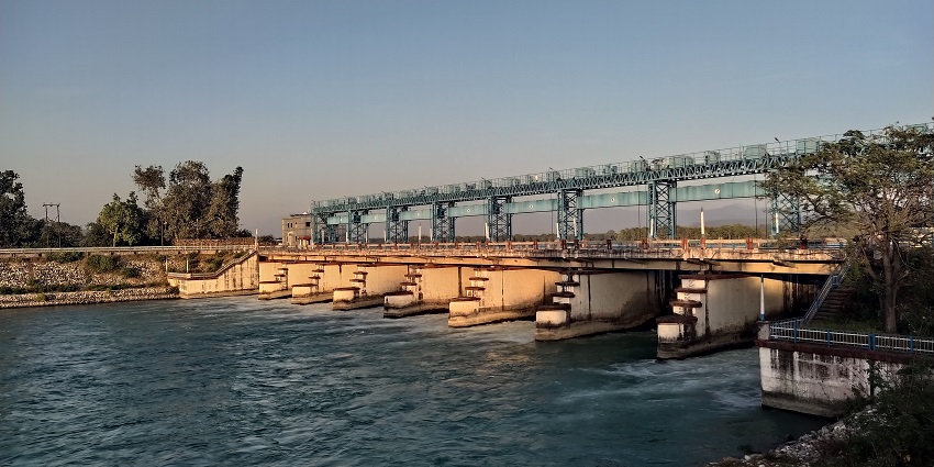An image of Ganga Barrage Kanpur with large amounts of water spilling out the top