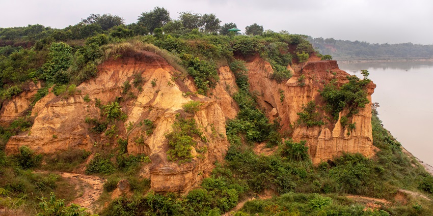 The grand canyon of Bengal - one of the best offbeat places near Kolkata located on a red soil cliff in Gangani, West Bengal.