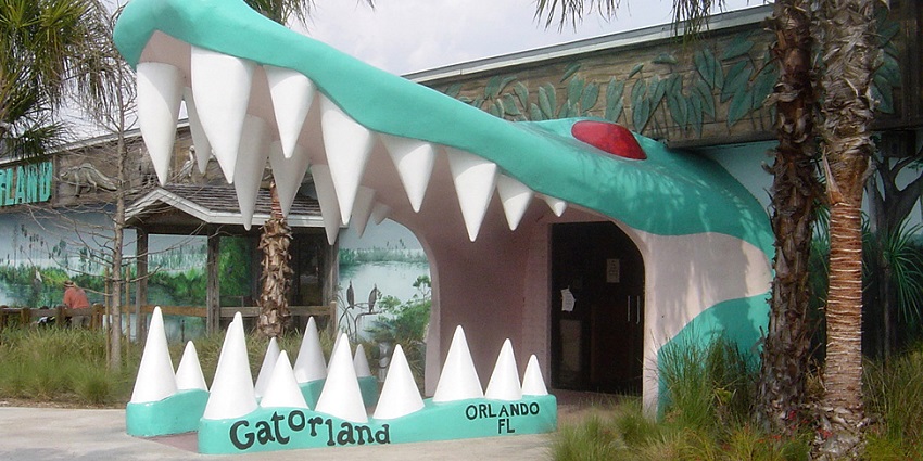 Amazing Alligator entrance of the Gatorland which has many crocodiles in Orlando, Florida.