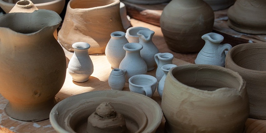 A picture of a shop selling hand made clay articles and souvenir