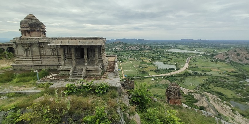 A picture of a hilltop fortress, one of the prominent places to visit near Vellore.