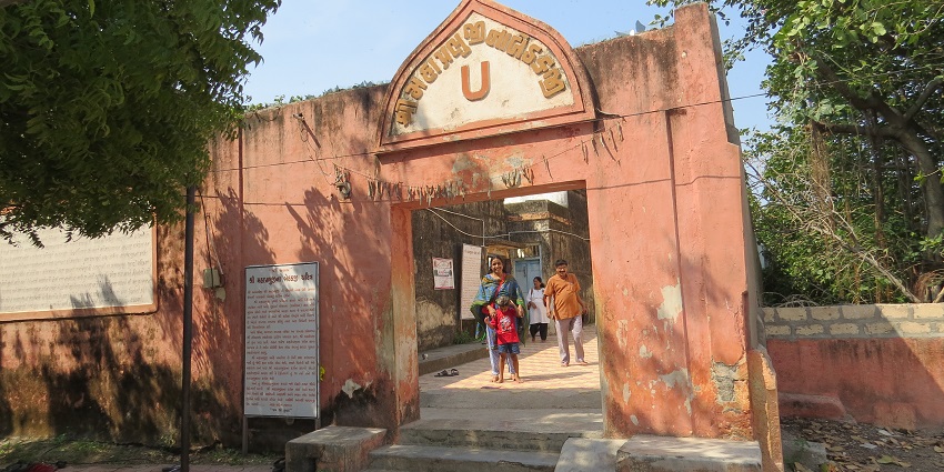 An image view of the ornate entrance of the Gita Mandir, among the best places to visit in Shahjahanpur.