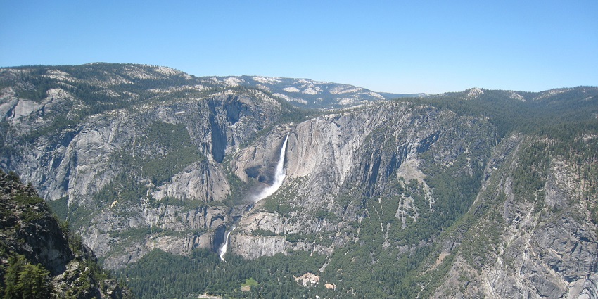  Yosemite Falls from Glacier Point, overlooking Yosemite Valley and surrounding cliffs.