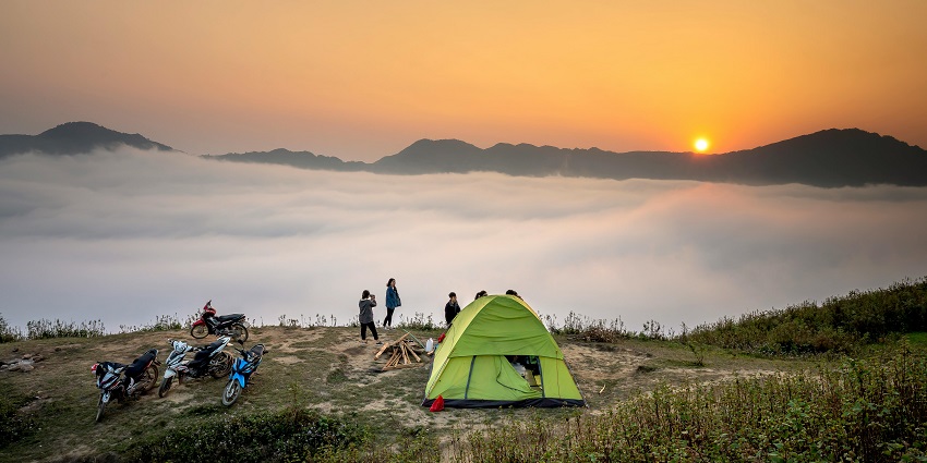 Camping in Auli offers trekking, hiking, skiing and panoramic views of the Himalayas.