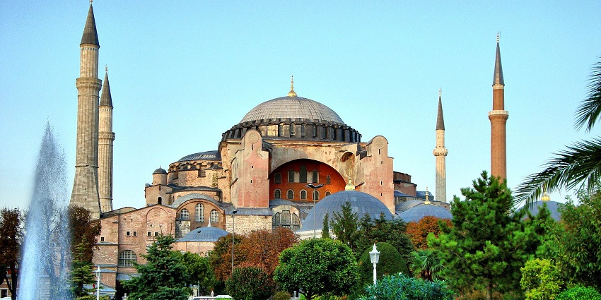 Iconic museums in Istanbul that blends Byzantine architecture with Islamic art.
