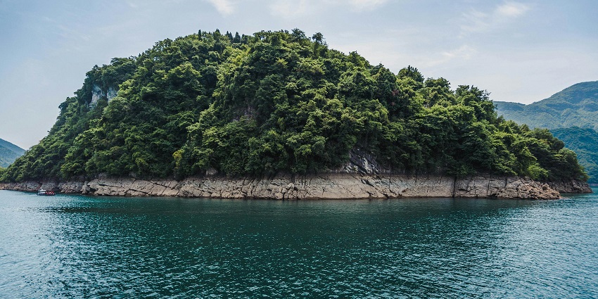 A view of the peaceful Halliday Island near Lothian Island wildlife sanctuary for nature lovers
