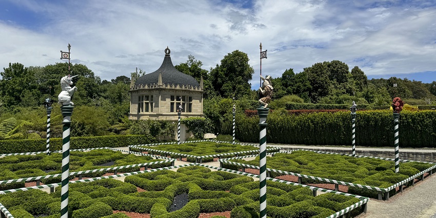 A beautiful garden is ideal for a stroll and perfect for picnics.