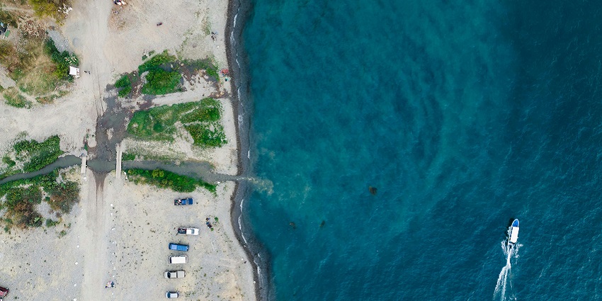A picture of a beautiful beach like Hanlan’s Point Beach, one of the beaches near Toronto.