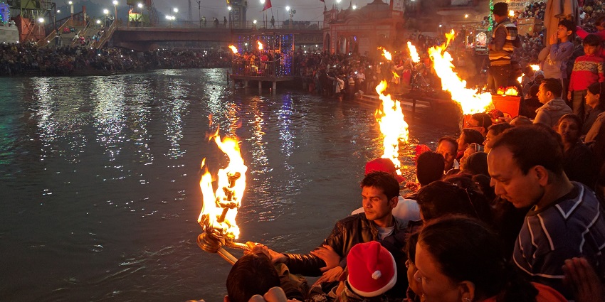 The divine atmosphere at Har Ki Pauri near Mayadevi Temple.