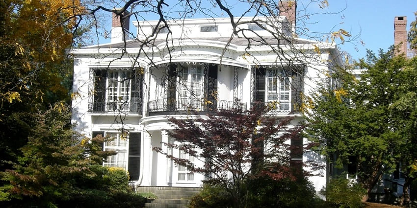 A picture of Hastings House, which is one of the top haunted Places in West Bengal.