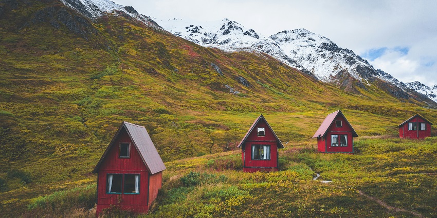 An image of the snow-covered Hatcher Pass Lodge with breathtaking mountain views.