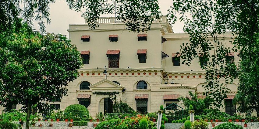 get the vibrant vibe of Lucknow with your visit to Hazratganj market for travellers.