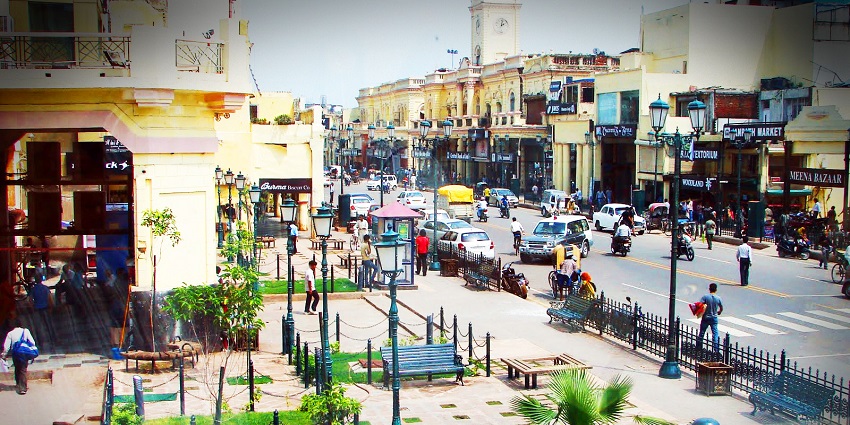 An image of the lively Hazratganj street filled with shops and cafes in Lucknow.