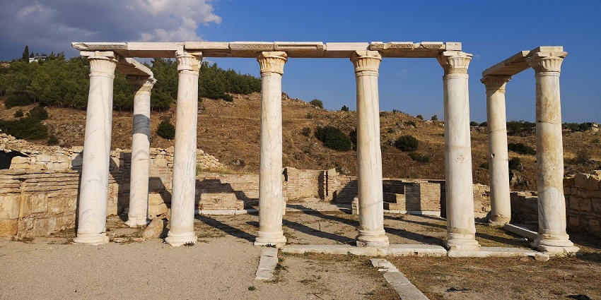 Ancient Roman city ruins with impressive structures and historical significance.
Gargarapalvin