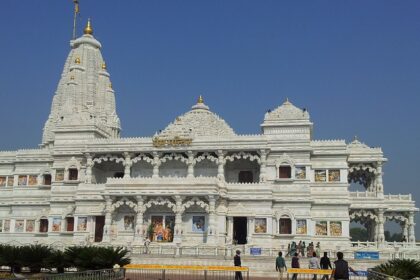 A picture of Krishna Temple in Vrindavan, one of the best hill stations near Vrindavan.