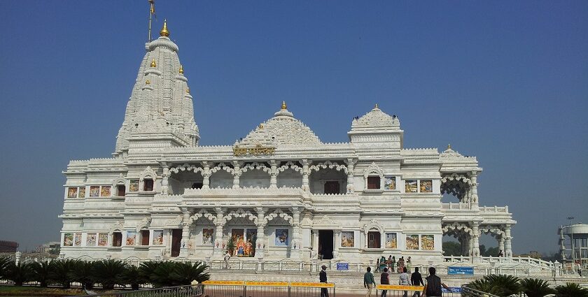 A picture of Krishna Temple in Vrindavan, one of the best hill stations near Vrindavan.