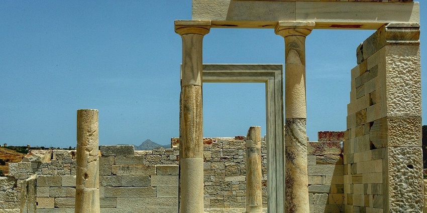 One of the best temples in Canada with detailed carvings, surrounded by archaeological ruins.