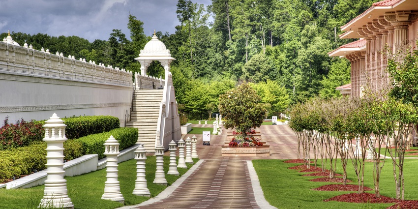 An image of a large Hindu temple with detailed carvings and a tall spire, a famous temple in Illinois.