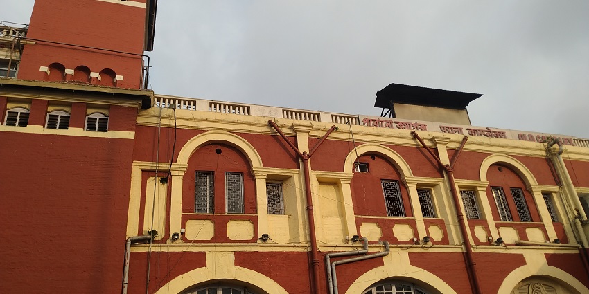 A view of the Howrah Junction to reach the main destination.