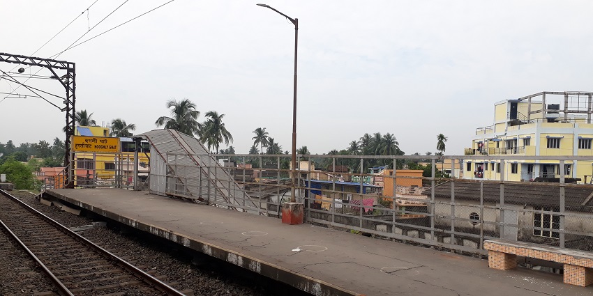 Railway station located at walkable distance from Aqua Marina water park in Hooghly