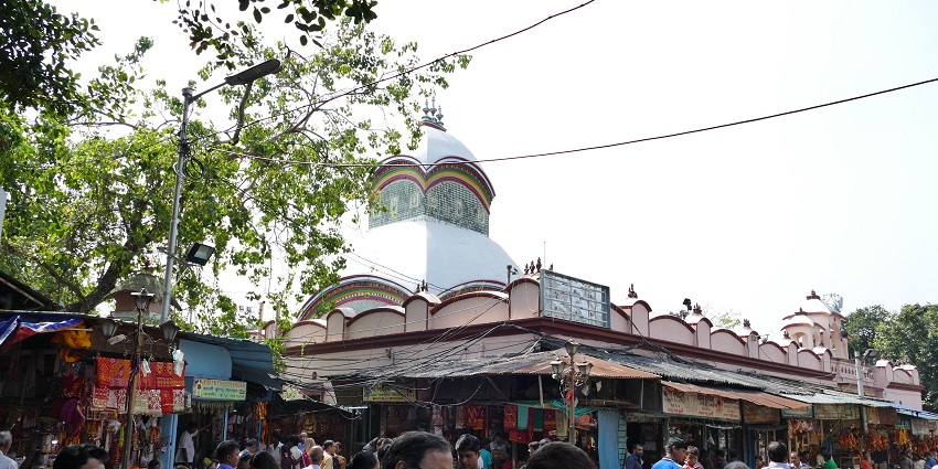 An image of Kalighat Temple, depicting what transportation options are available.