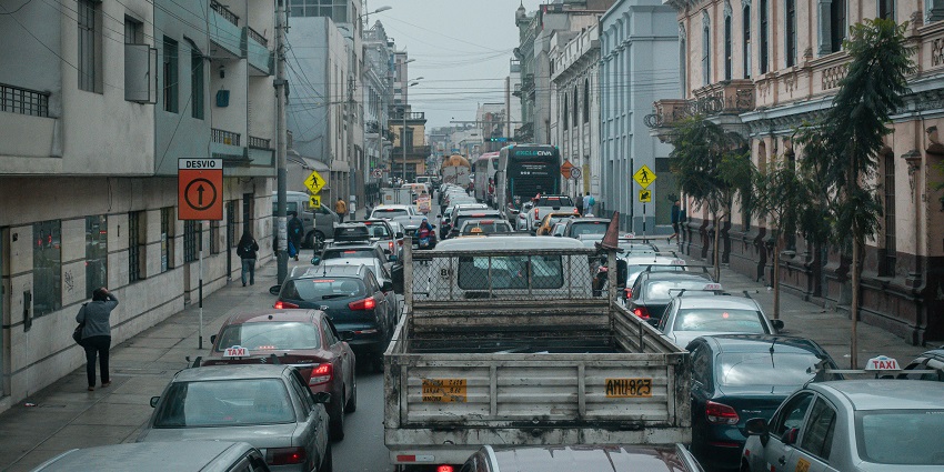 An image of transportation options that are available to reach Pareshnath Temple