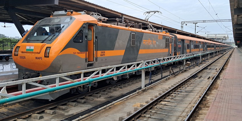 A picture of a train approaching the Malda town railway station