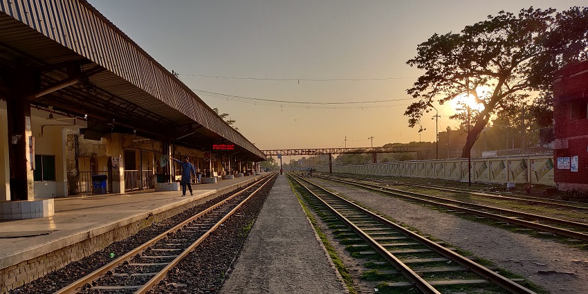 A picture of the railway station, illustrating travel options from Kolkata