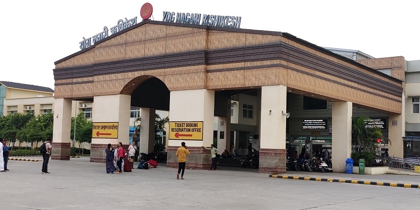 Jolly Grant Airport, Dehradun Railway Station, and road access details.