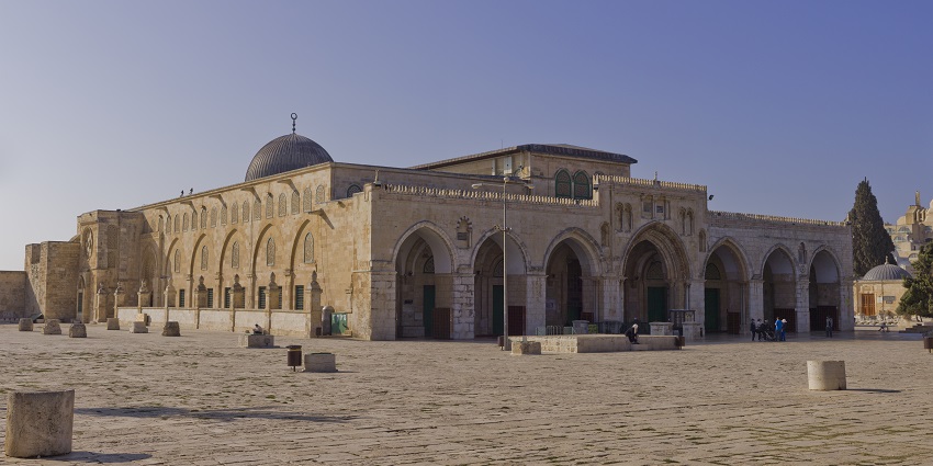 Suleymaniye Mosque is easily accessible by road, public transport, or taxi.
