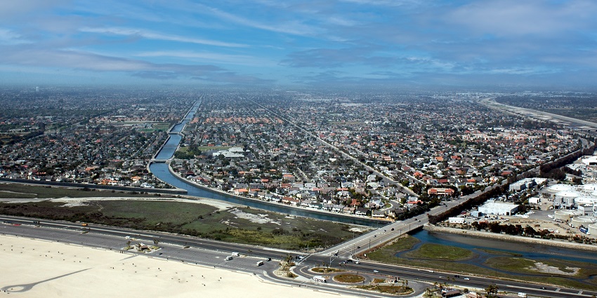 An image of Huntington Beach, one of the best beaches in the Los Angeles area with ocean waves.