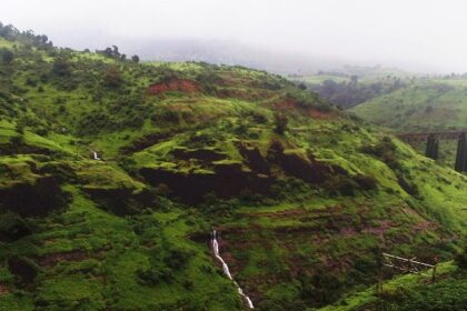 A picture of the valley of Igatpuri, Maharashtra, ideal for trekking enthusiasts.