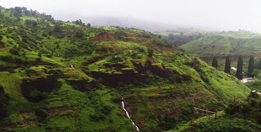 A picture of the valley of Igatpuri, Maharashtra, ideal for trekking enthusiasts.