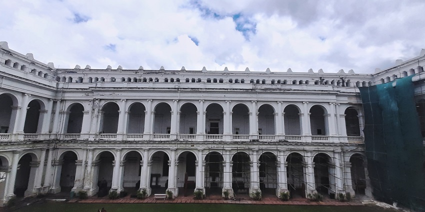 A view of the courtyard of the Indian Museum, Kolkata, featuring quaint windows.