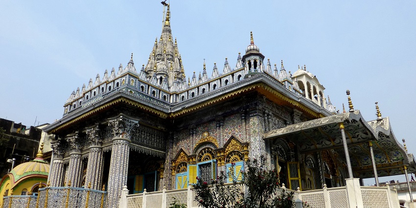 An image of the Jain Glass Temple in Kanpur made with glass elements and carvings.