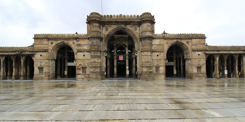A picture of Jama Masjid in Mathura, a stunning mosque known for its architectural splendour.