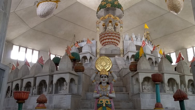 An image of Jambudweep Jain Tirth in Hastinapur with many small and big Hindu God statues
