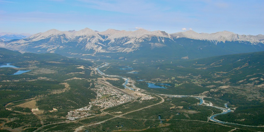 A picture of the National Park in Jasper which is known for its greenery and wildlife