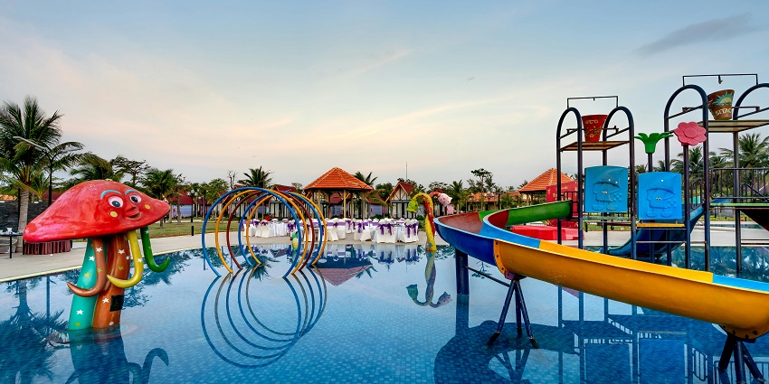 A picture of palm trees painted in different colours is located in the Jungle Water Park